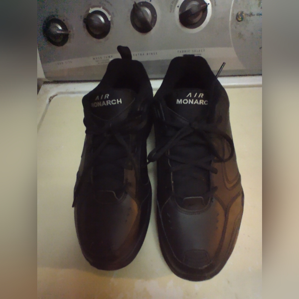 Nike air monarch mens 12 4e black new